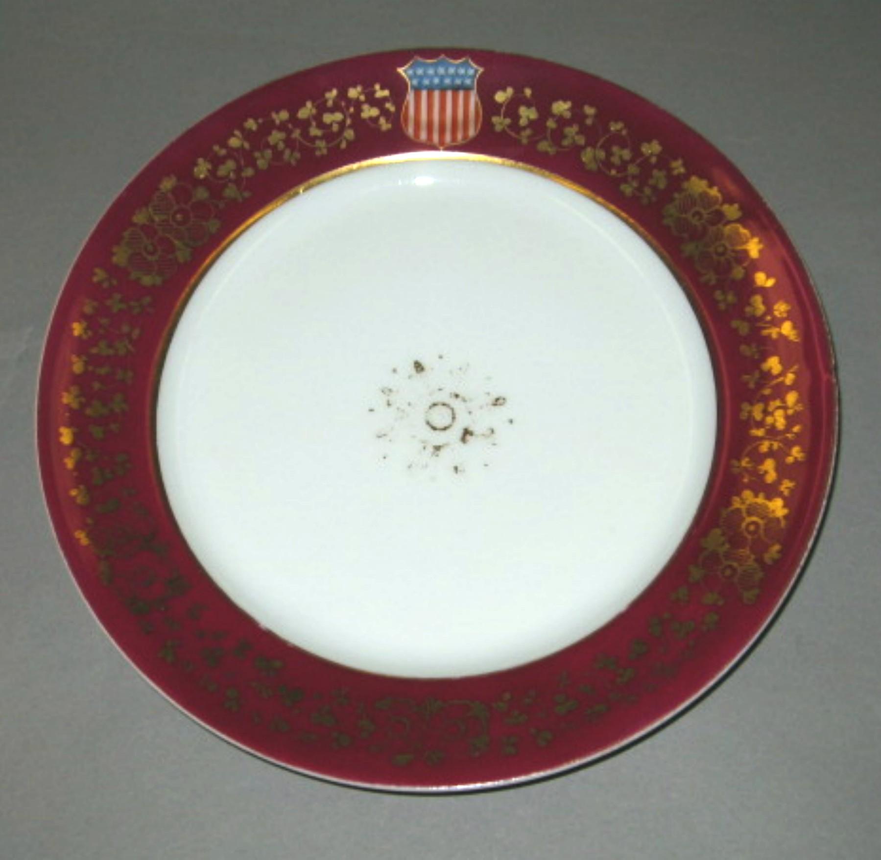 1973.0164.007 Porcelain dinner plate