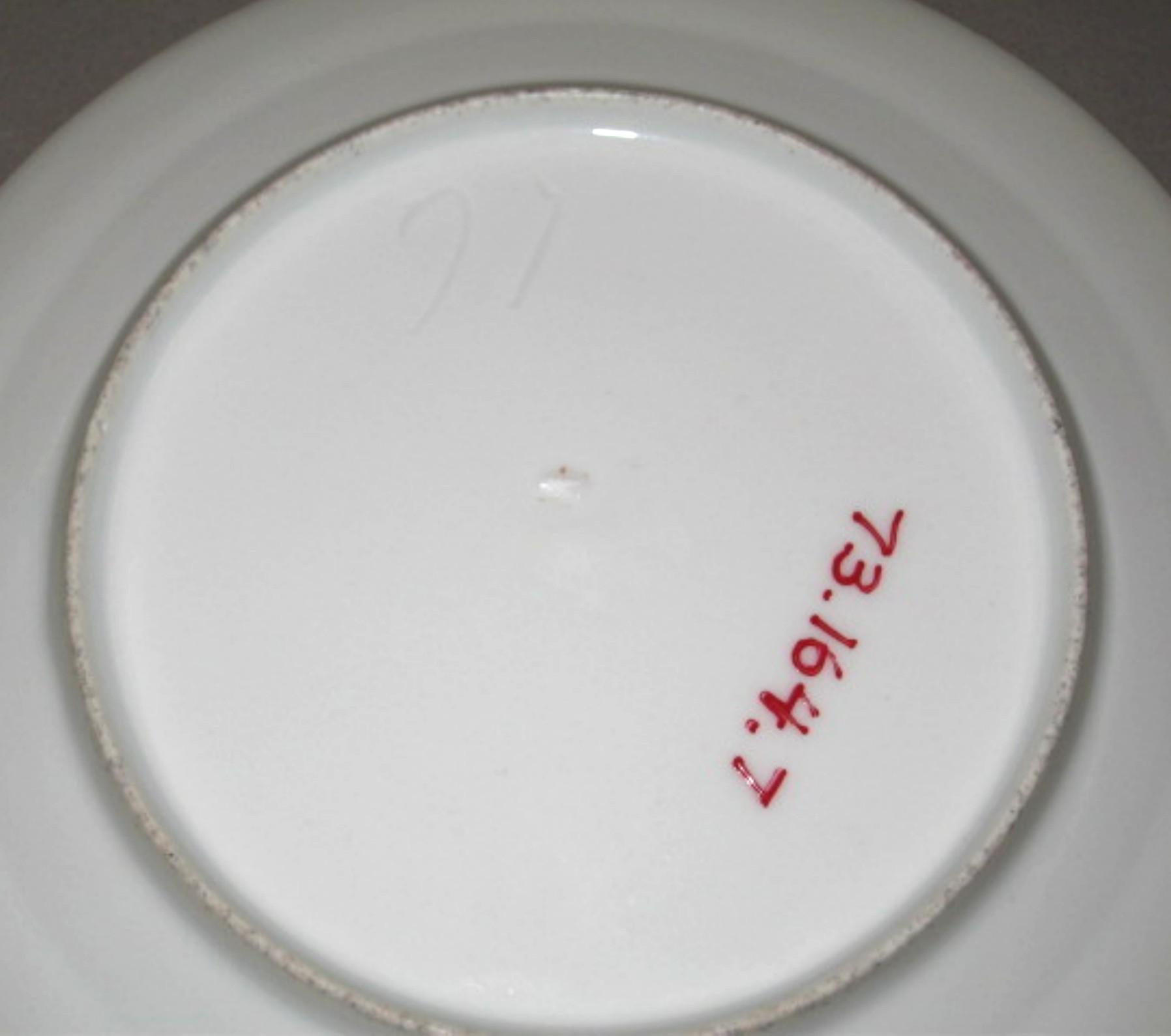 1973.0164.007 Porcelain dinner plate (underside)