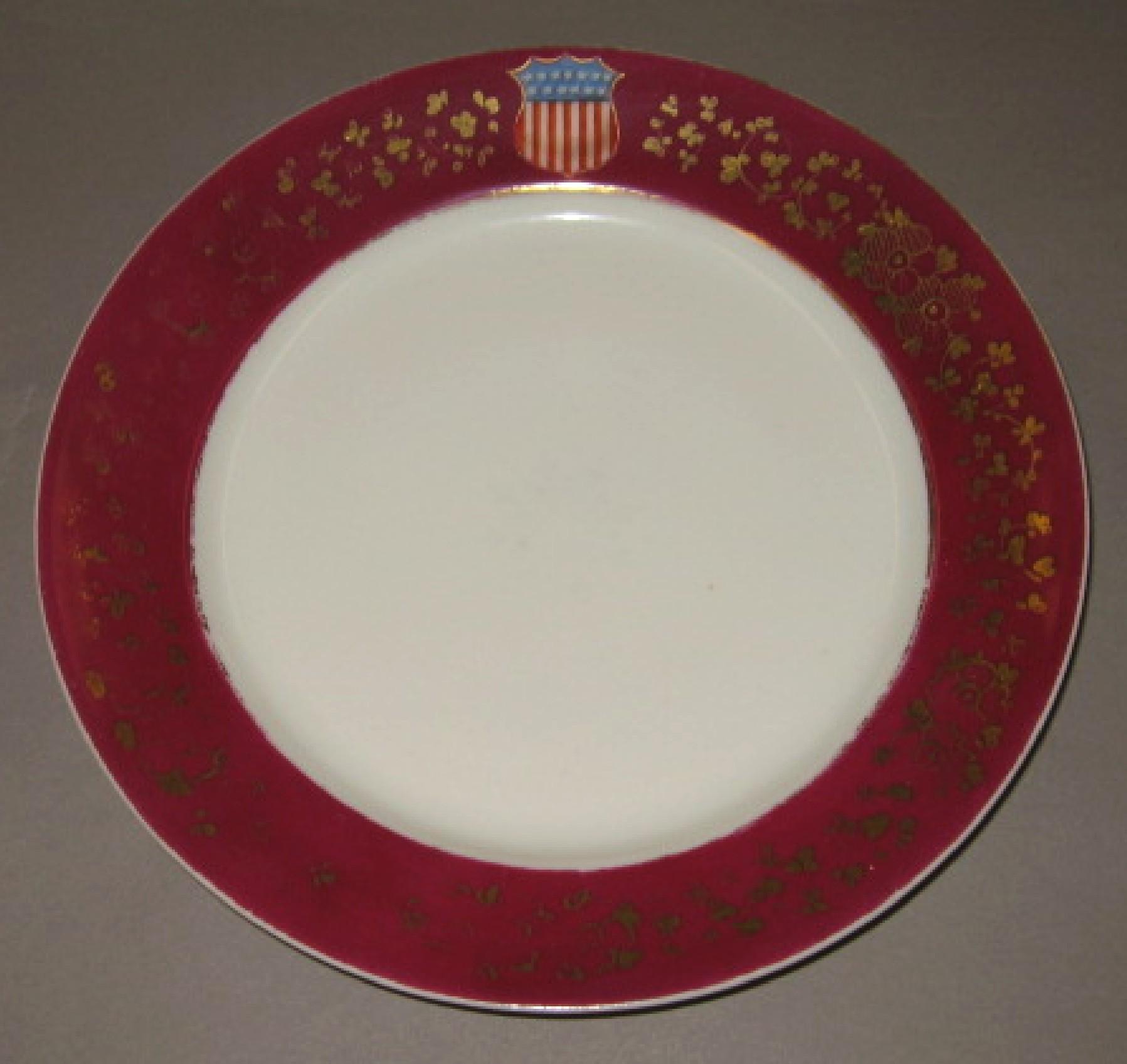 1973.0164.008 Porcelain dinner plate