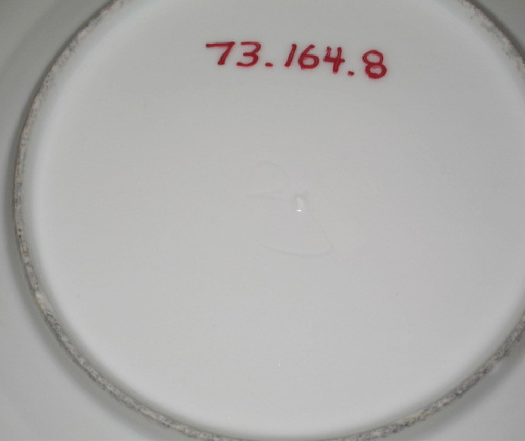 1973.0164.008 Porcelain dinner plate (underside)