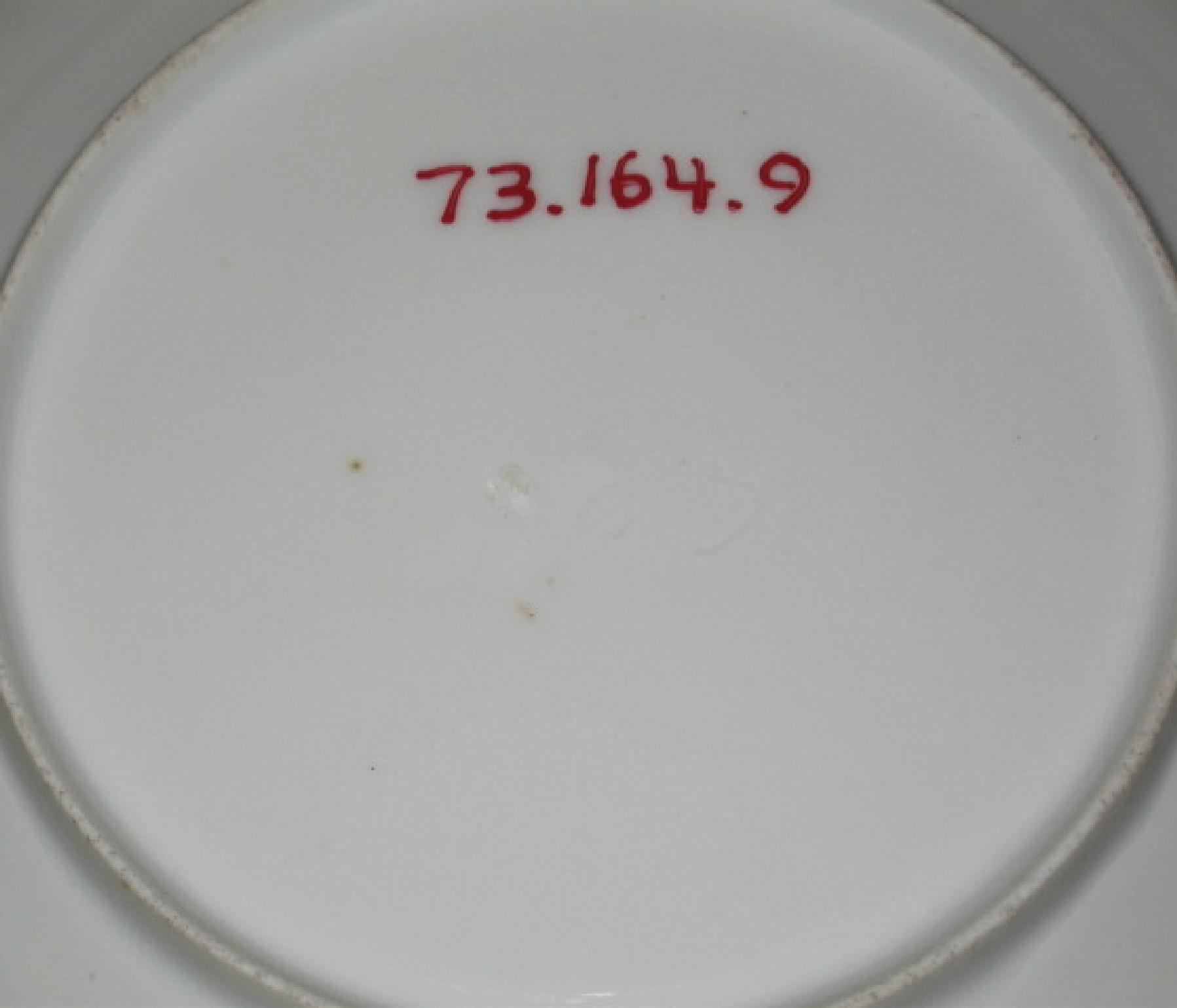 1973.0164.009 Porcelain dinner plate (underside)