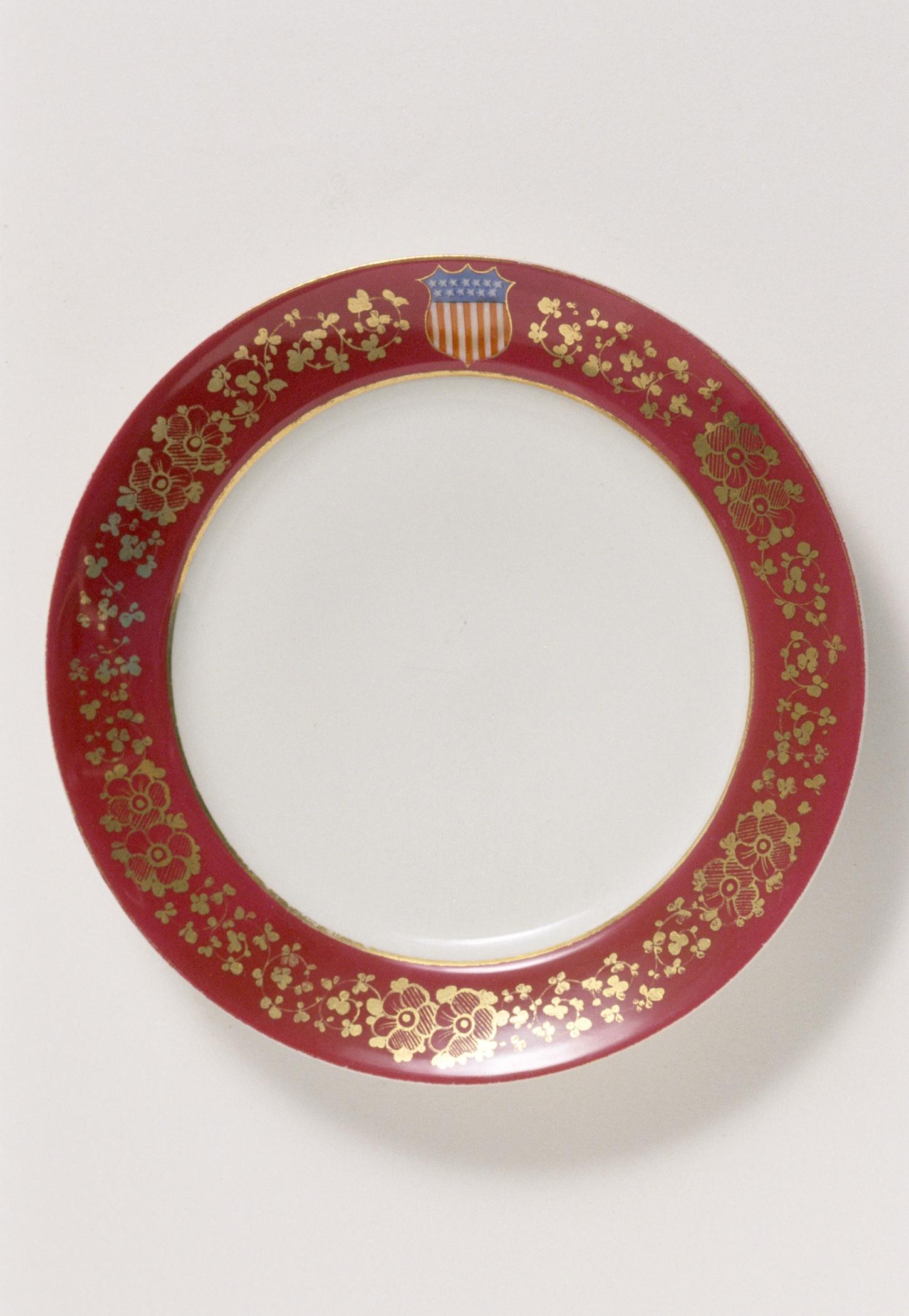 1973.0164.010 Porcelain dinner plate