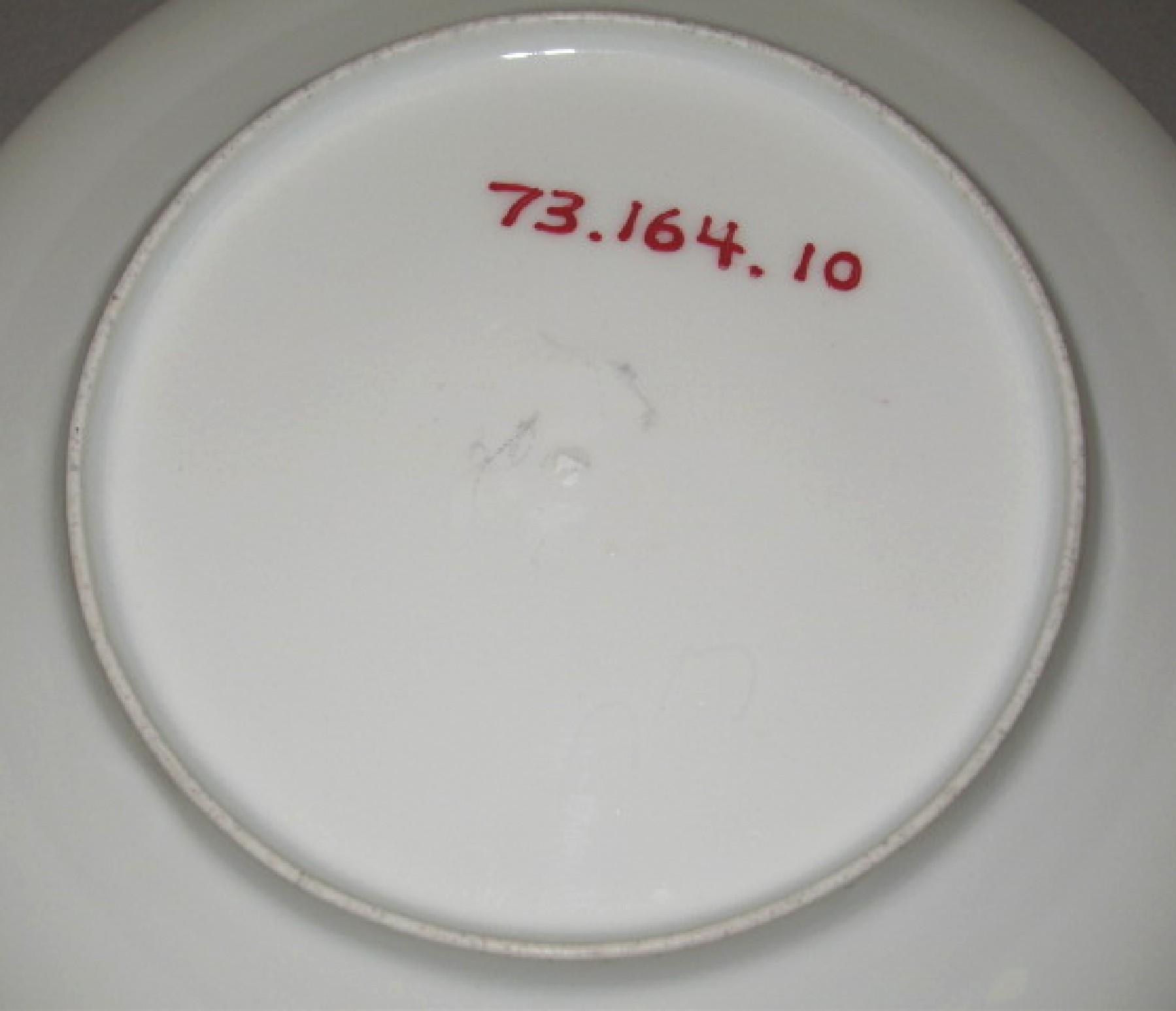 1973.0164.010 Porcelain dinner plate (underside)