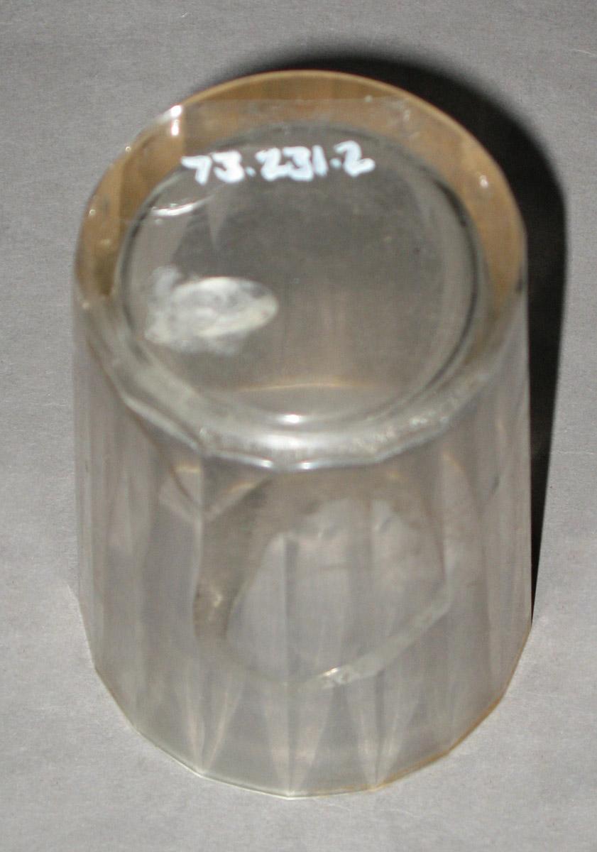 1973.0231.002 Glass tumbler (bottom)