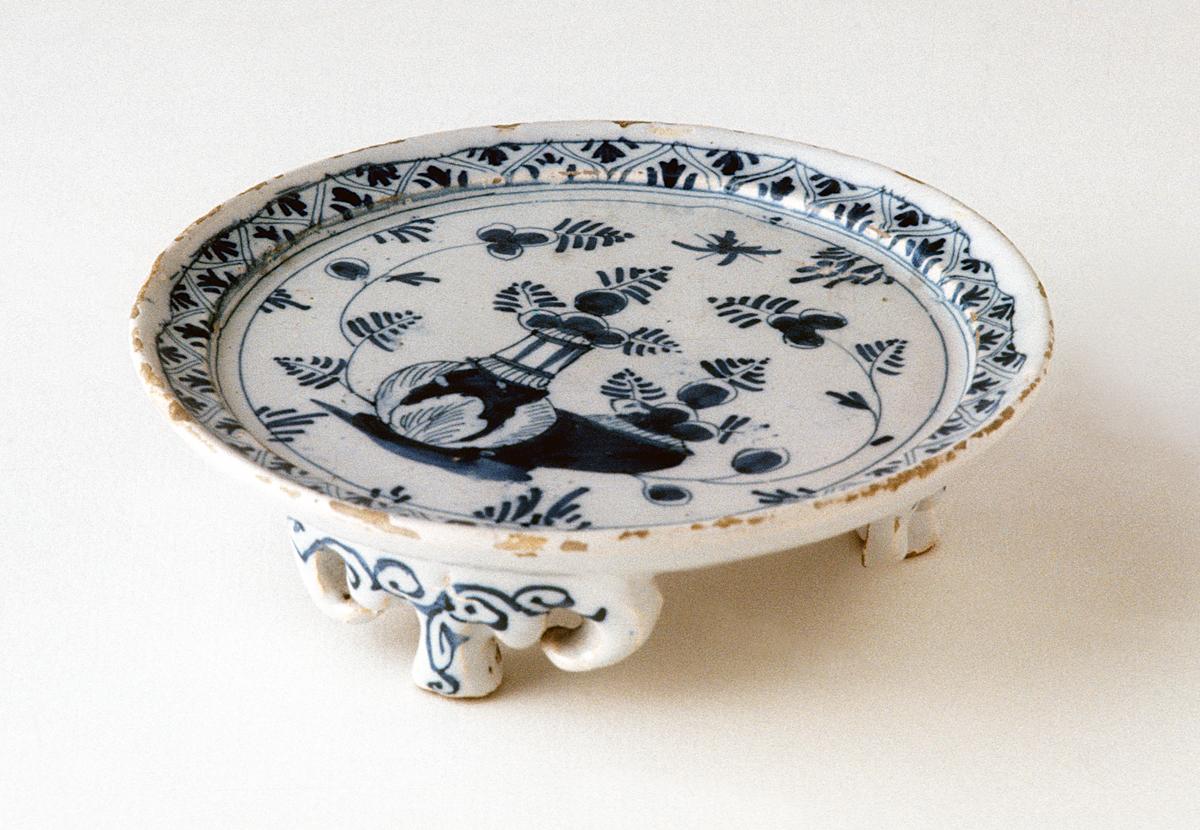 1973.0242 Teapot stand