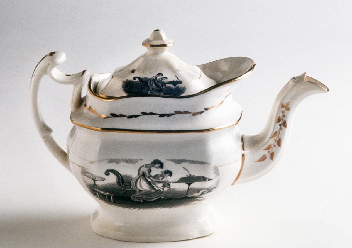 1973.0289.001 A,B Teapot