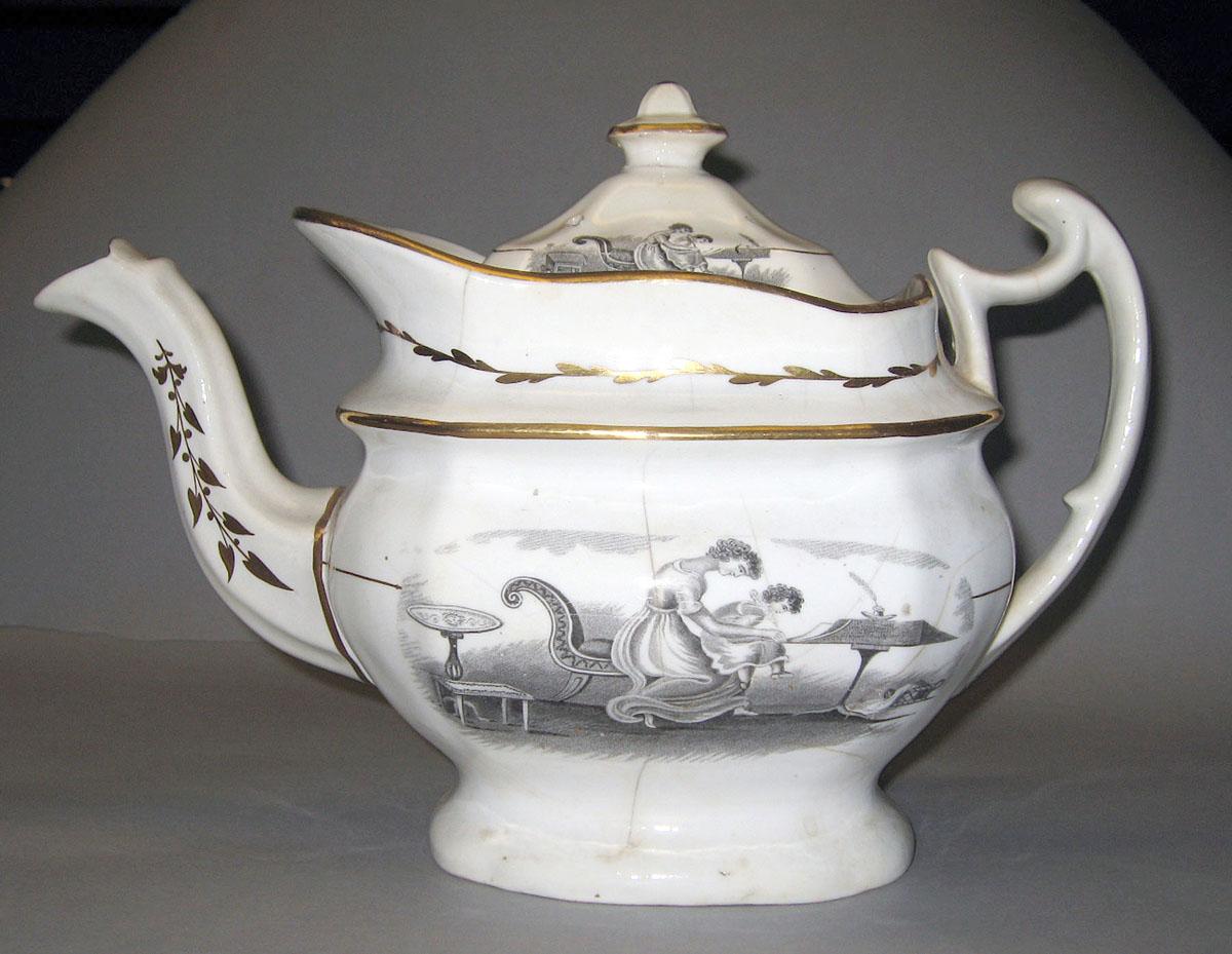 1973.0289.001 Porcelain teapot