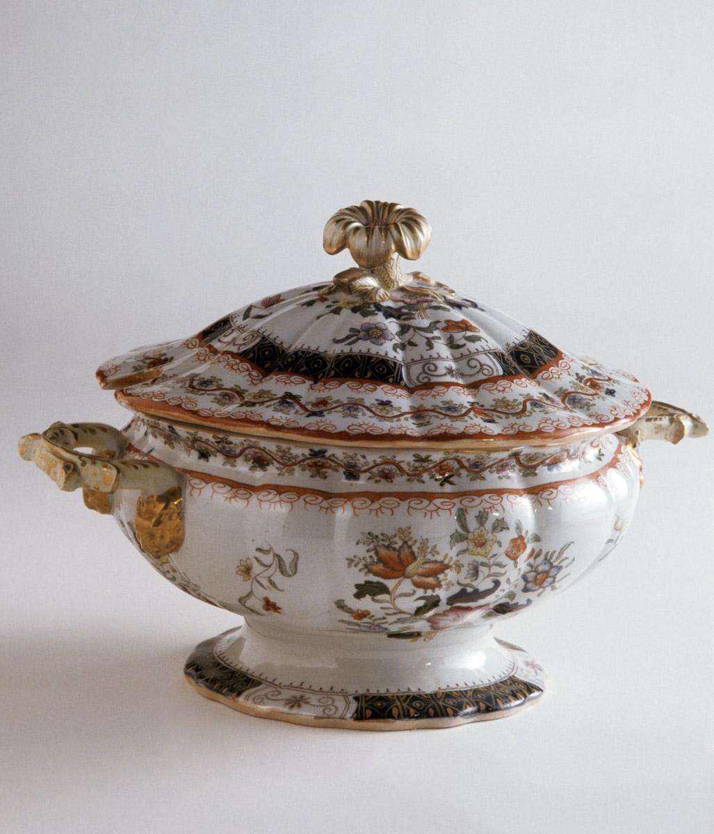 1973.0302.001 A, B Tureen and cover
