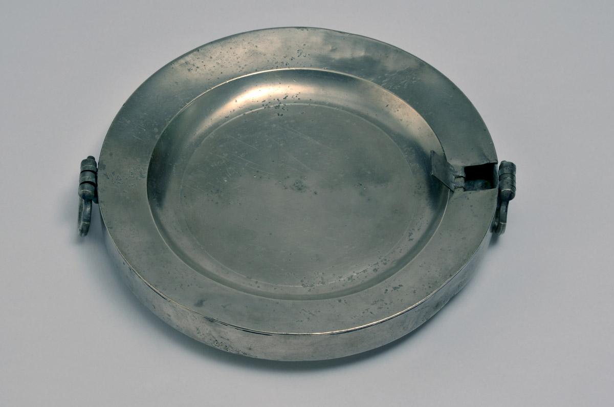 1973.0343 Hot water plate, view 2