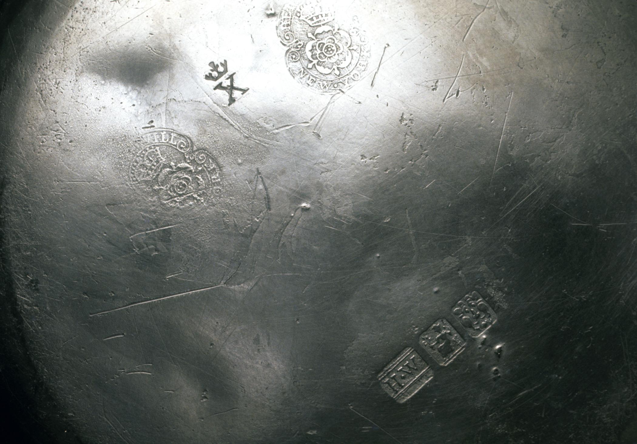 1973.0343 Pewter hot water plate (marks-2)