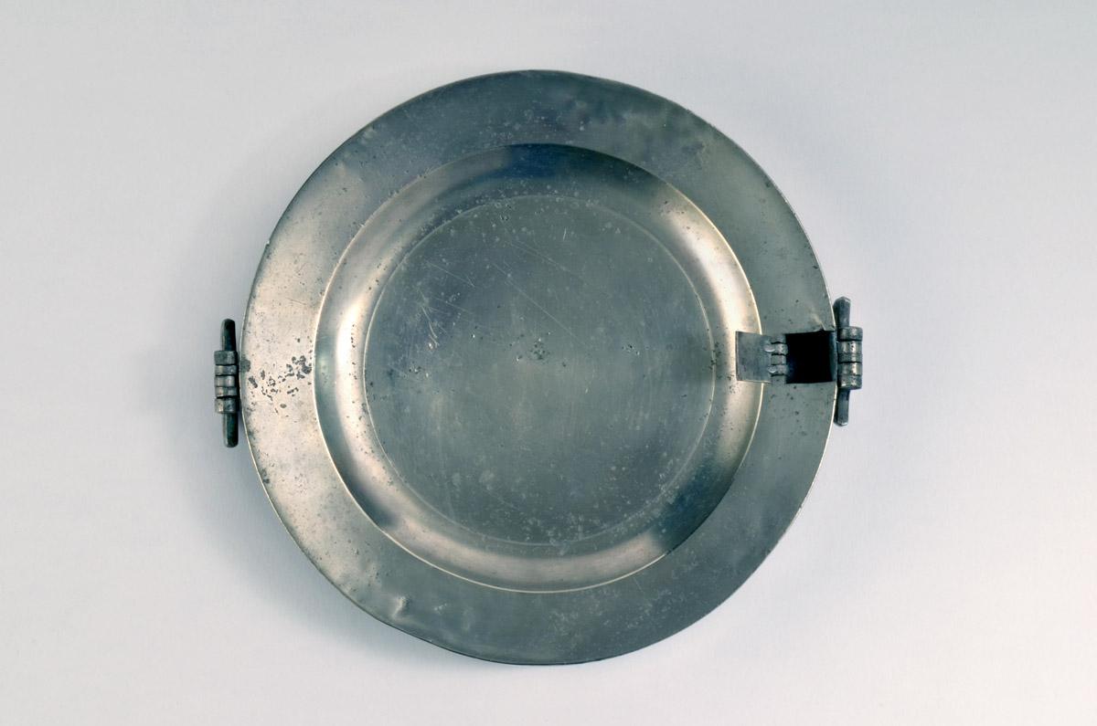 1973.0343 Hot water plate, view 3