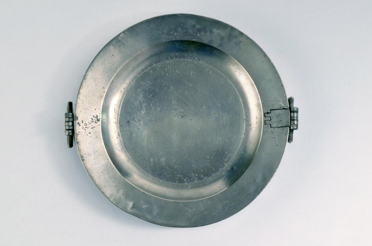 1973.0343 Hot water plate, view 4