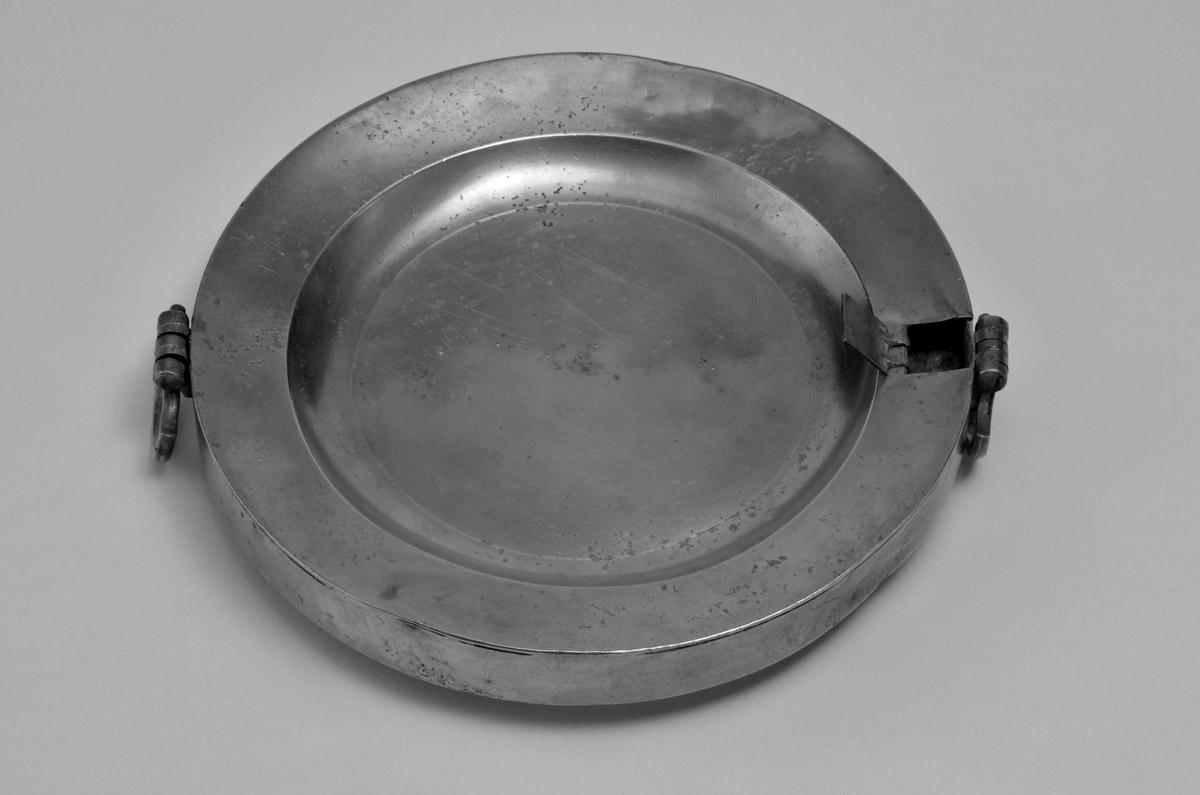 1973.0343 Hot water plate, view 5