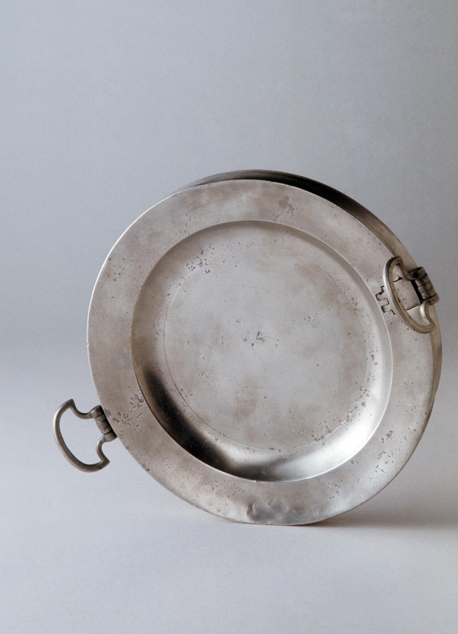 1973.0343 Pewter hot water plate