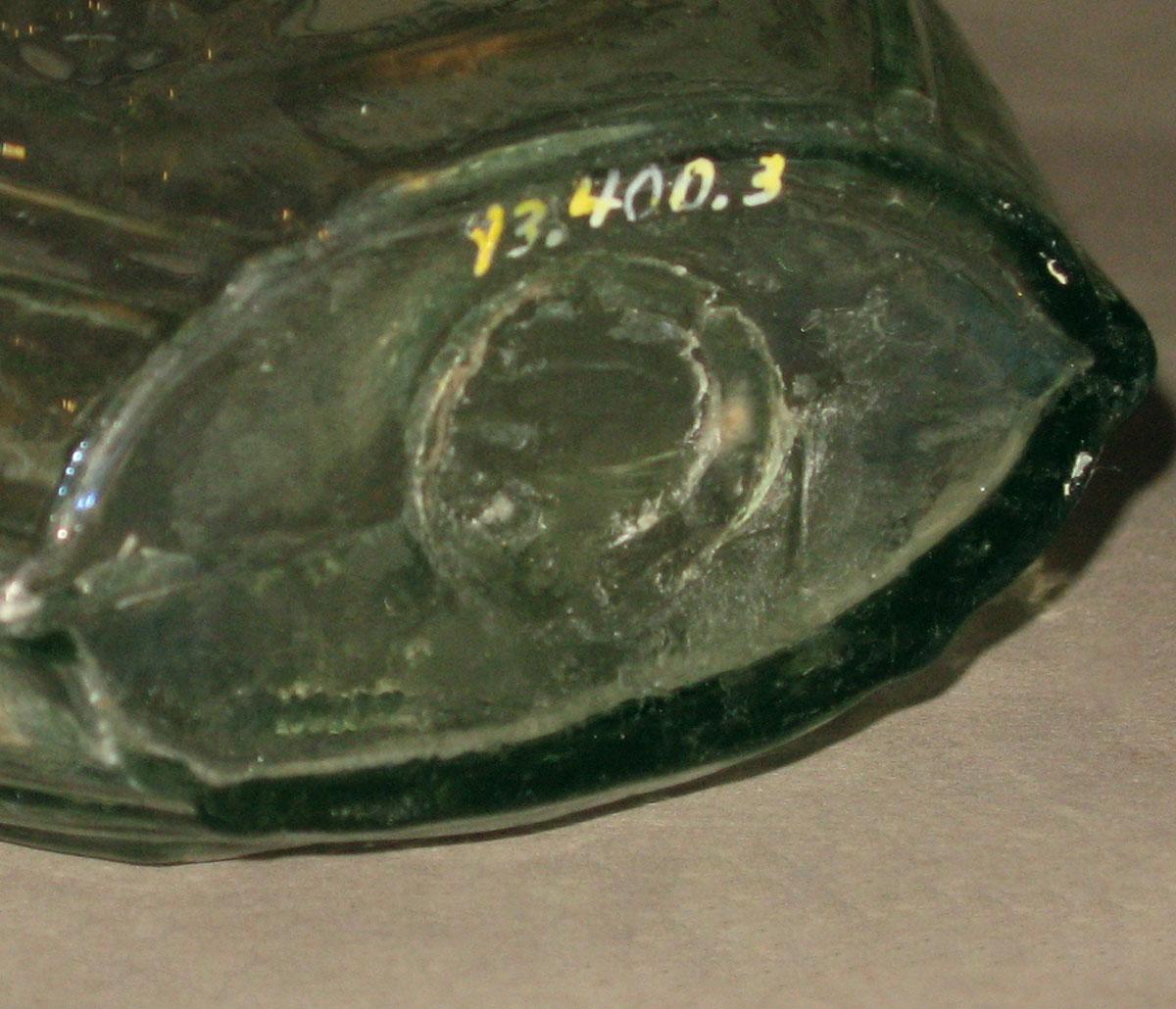 1973.0400.003 Glass flask (underside)