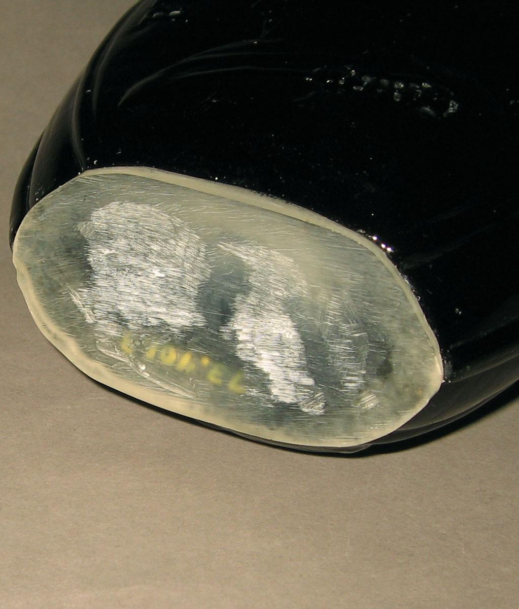 1973.0401.003 Glass flask (underside)