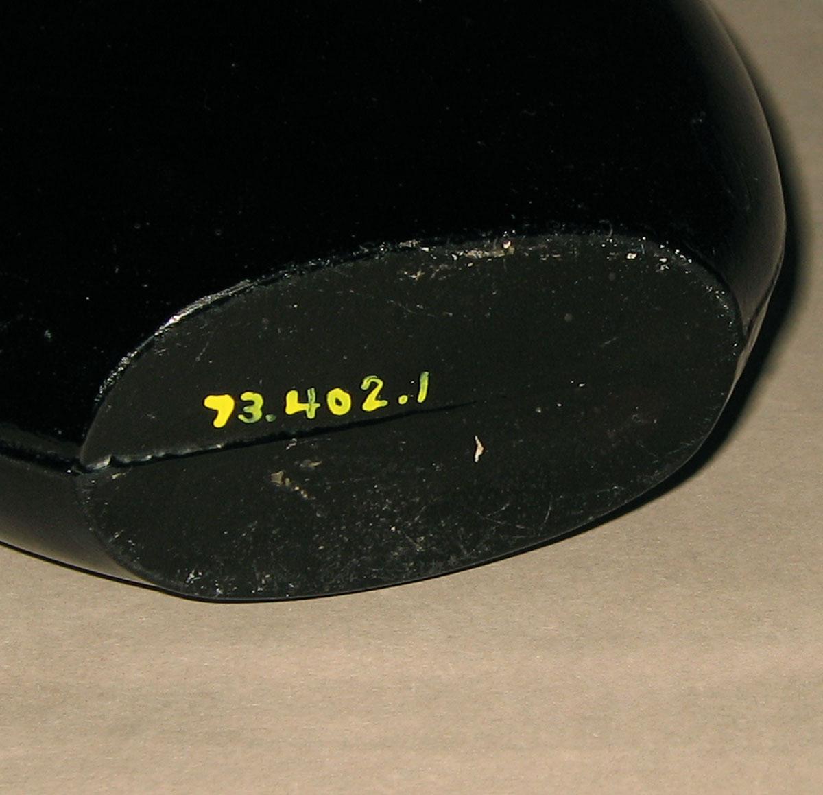 1973.0402.001 Glass flask (underside)