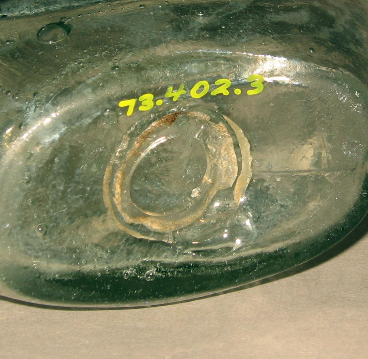 1973.0402.003 Glass flask (underside)