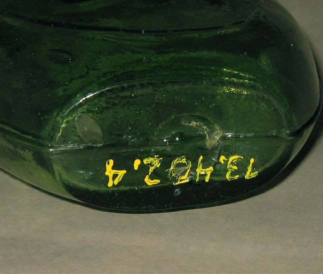 1973.0402.004 Glass flask (underside)