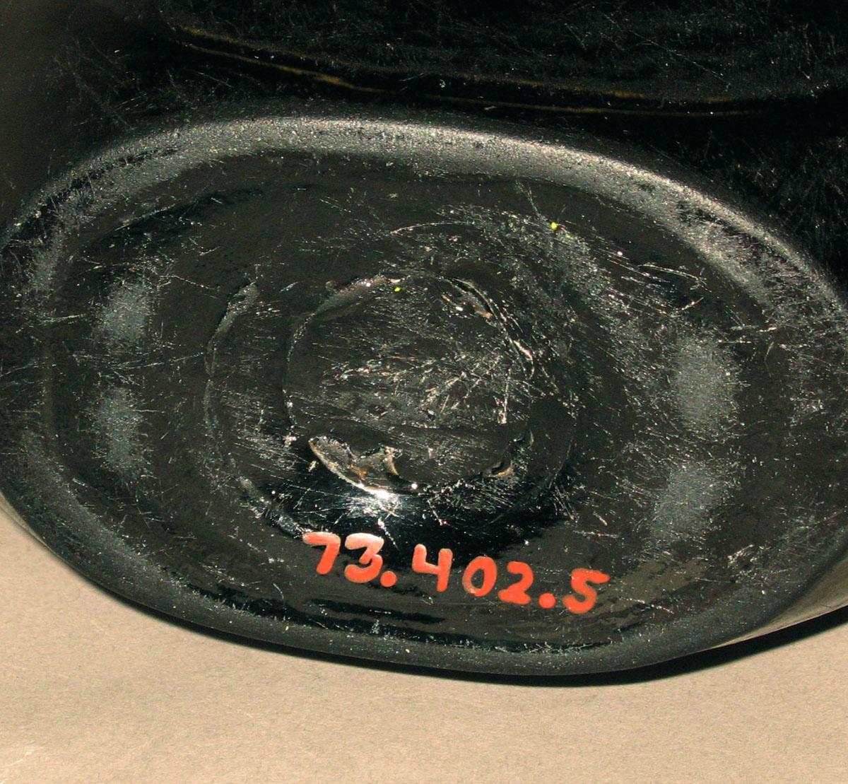 1973.0402.005 Glass flask (underside)