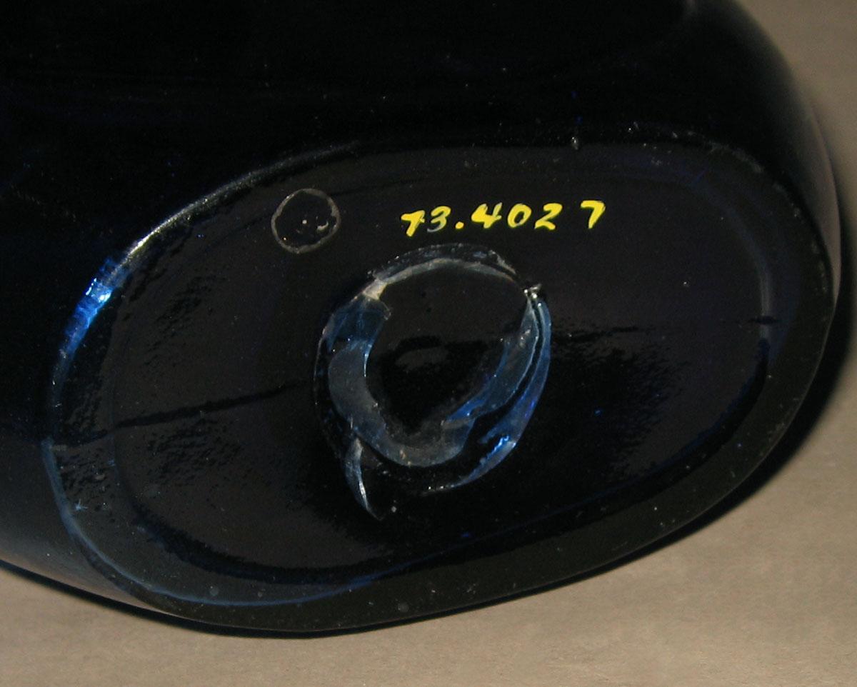 1973.0402.007 Glass flask (underside)
