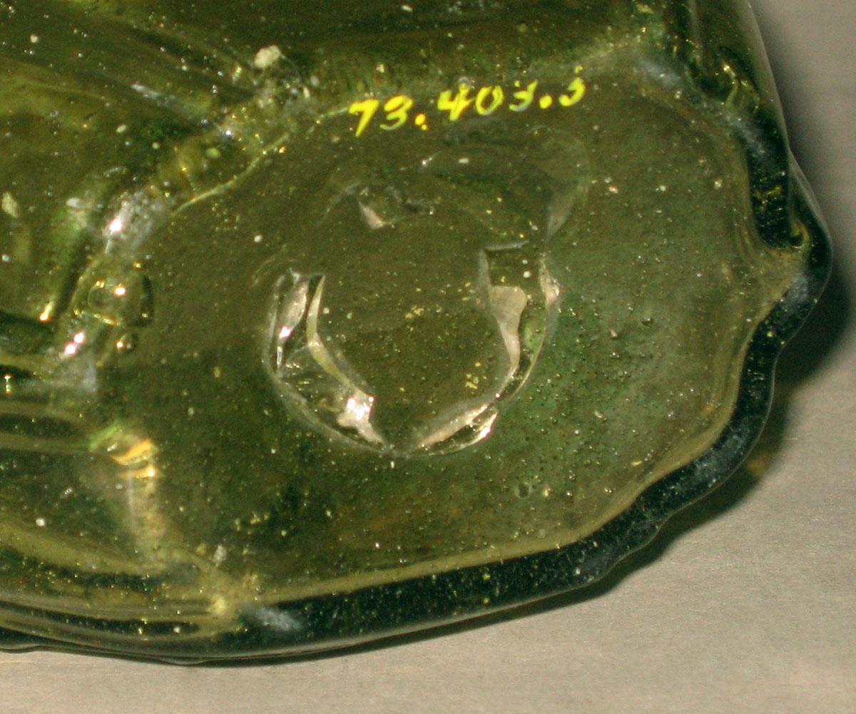 1973.0403.003 Glass flask (underside)