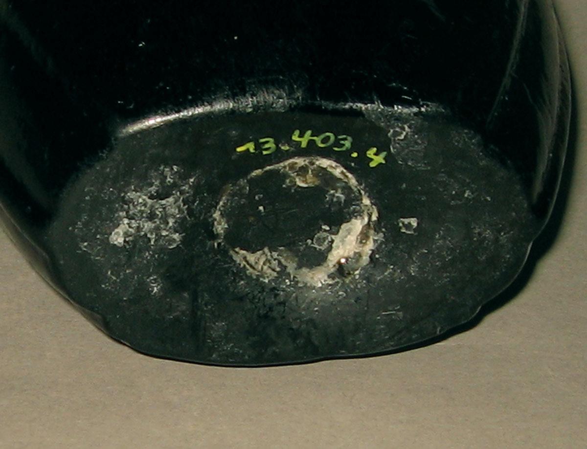 1973.0403.004 Glass flask (underside)