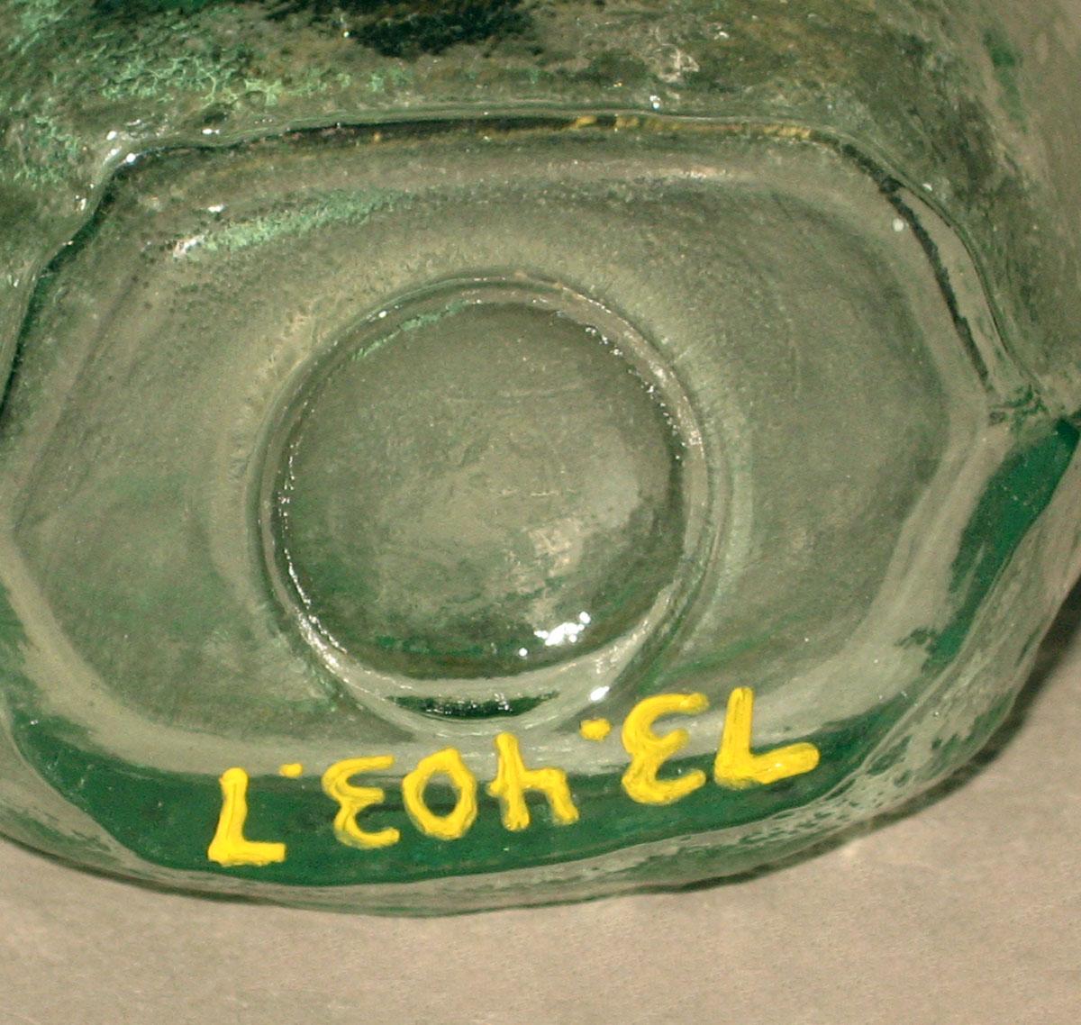 1973.0403.007 Glass flask (underside)