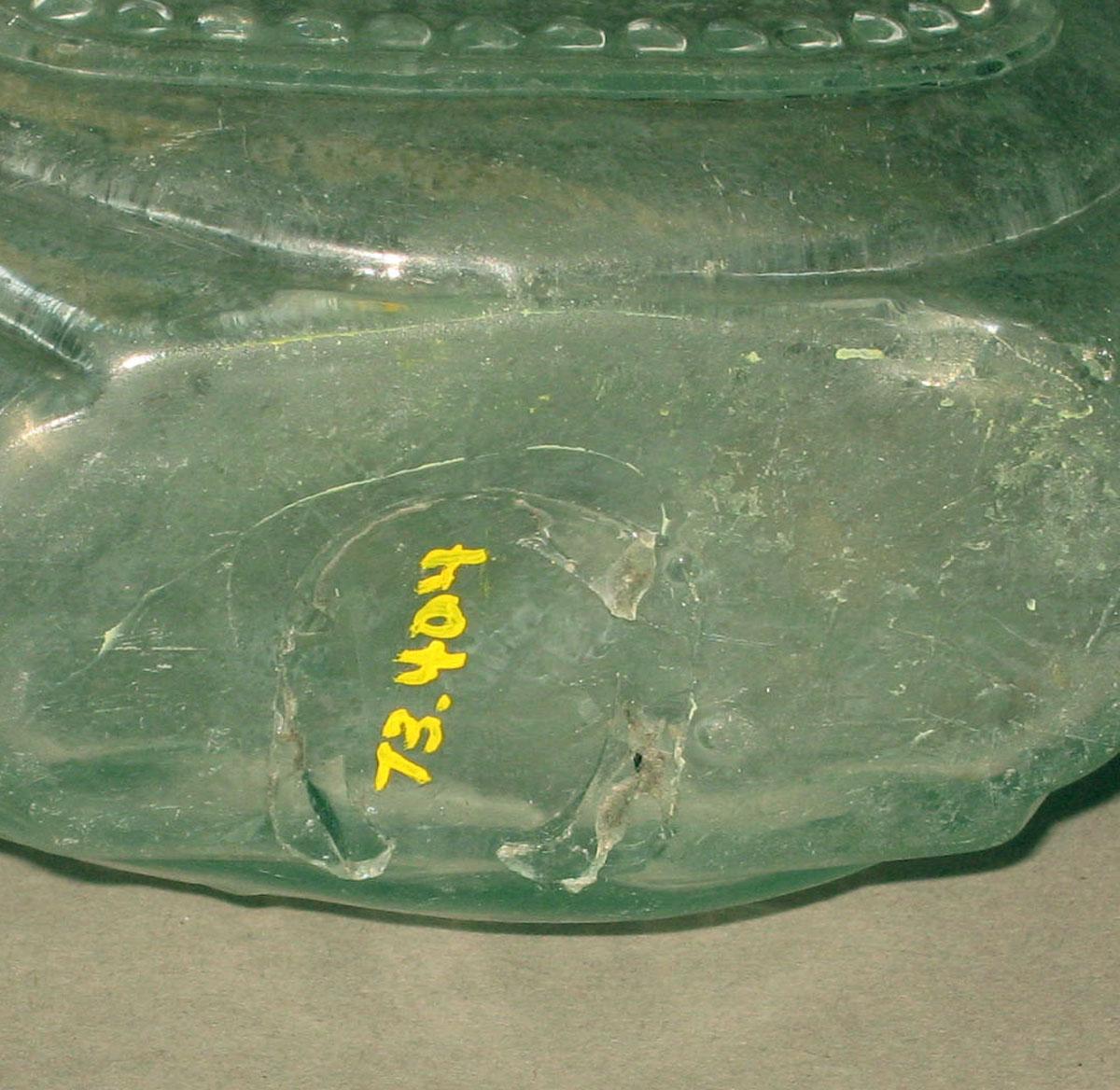 1973.0404 Glass flask (underside)