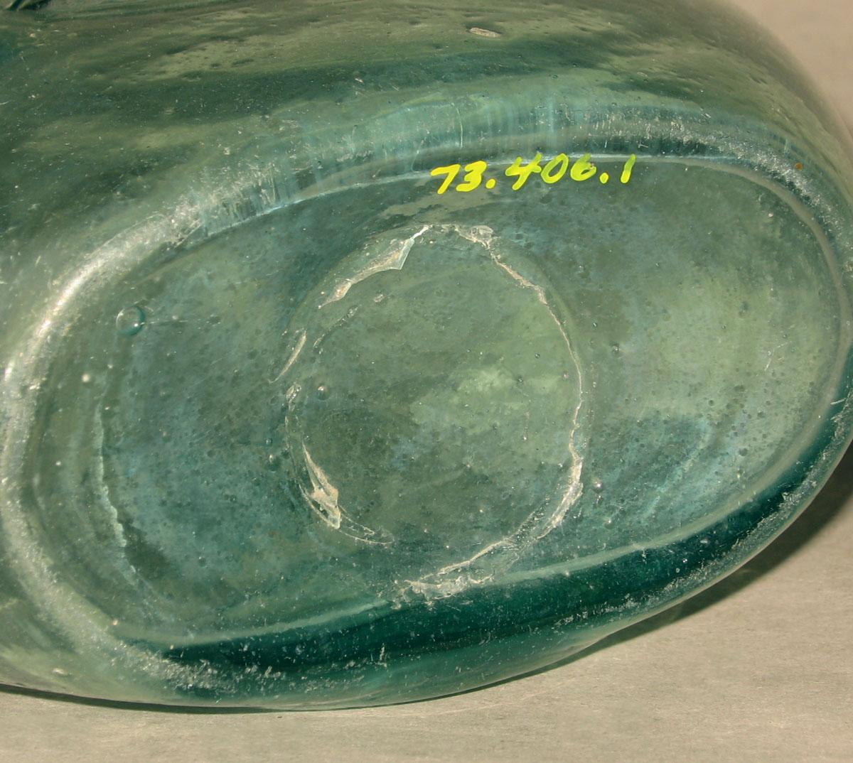 1973.0406.001 Glass flask (underside)