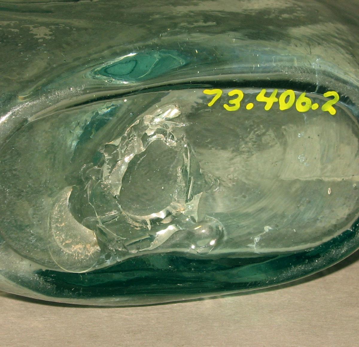 1973.0406.002 Glass flask (underside)
