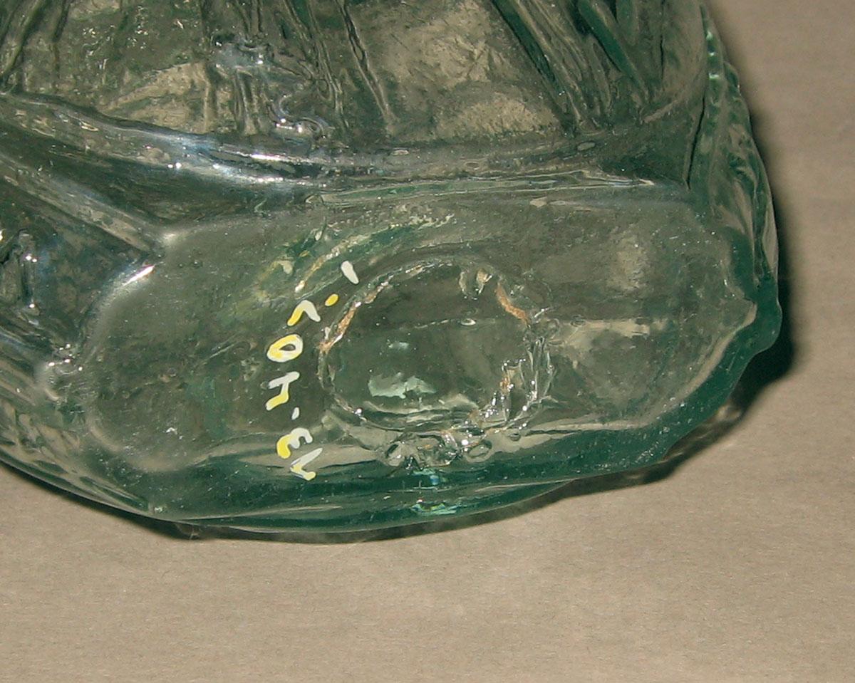 1973.0407.001 Glass flask (underside)