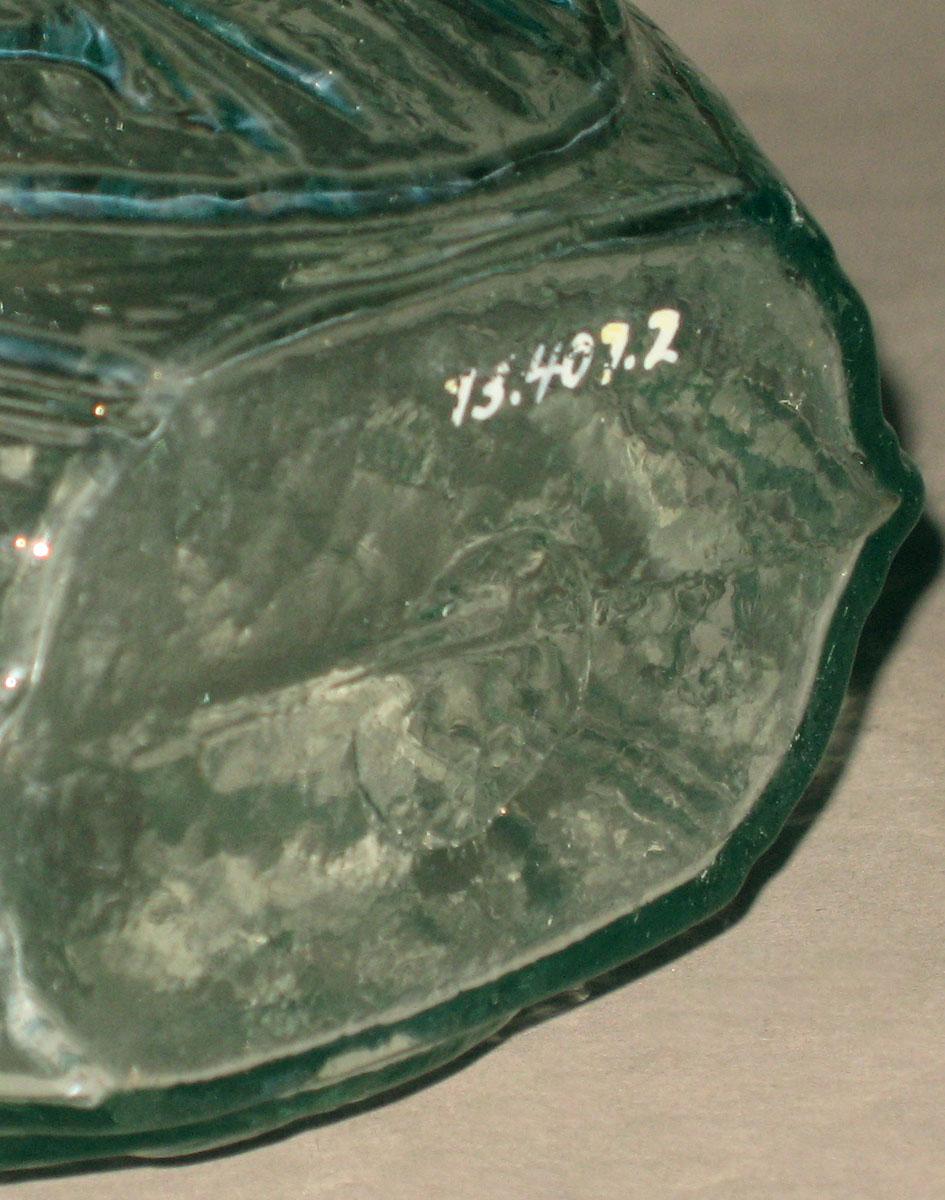 1973.0407.002 Glass flask (underside)