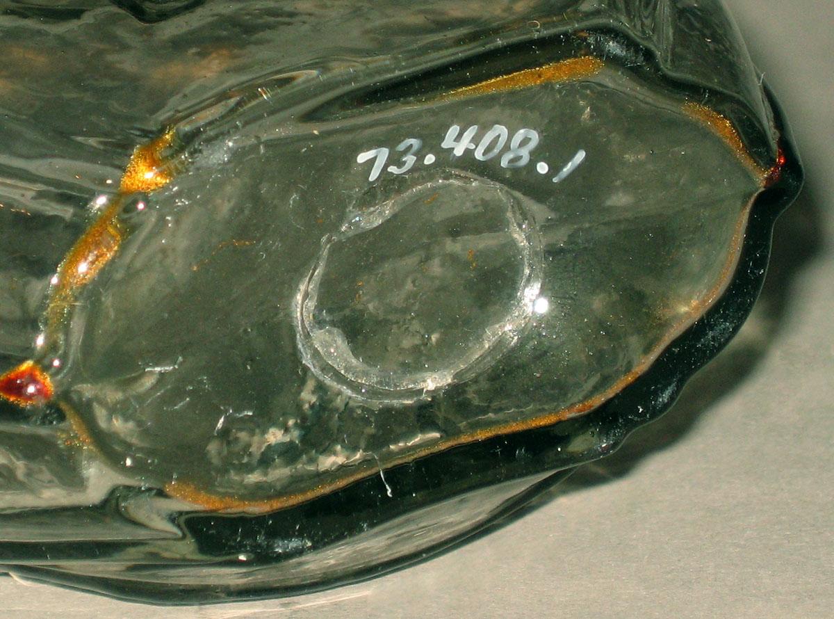 1973.0408.001 Glass flask (underside)