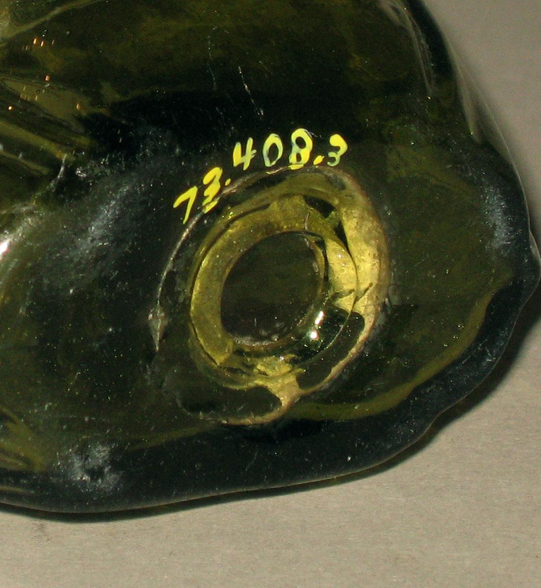 1973.0408.003 Glass flask (underside)