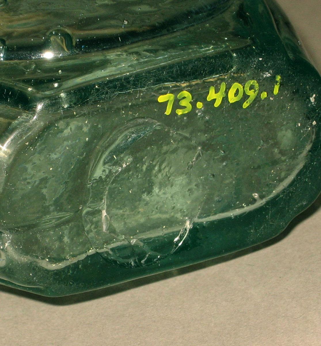 1973.0409.001 Glass flask (underside)