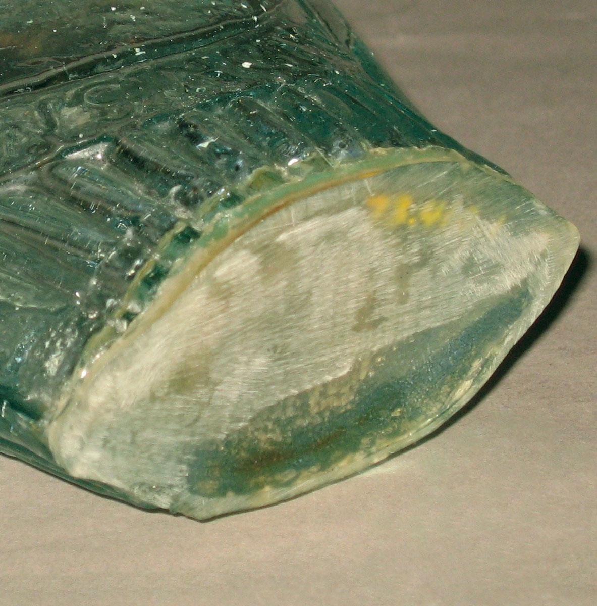 1973.0410.001 Glass flask (underside)