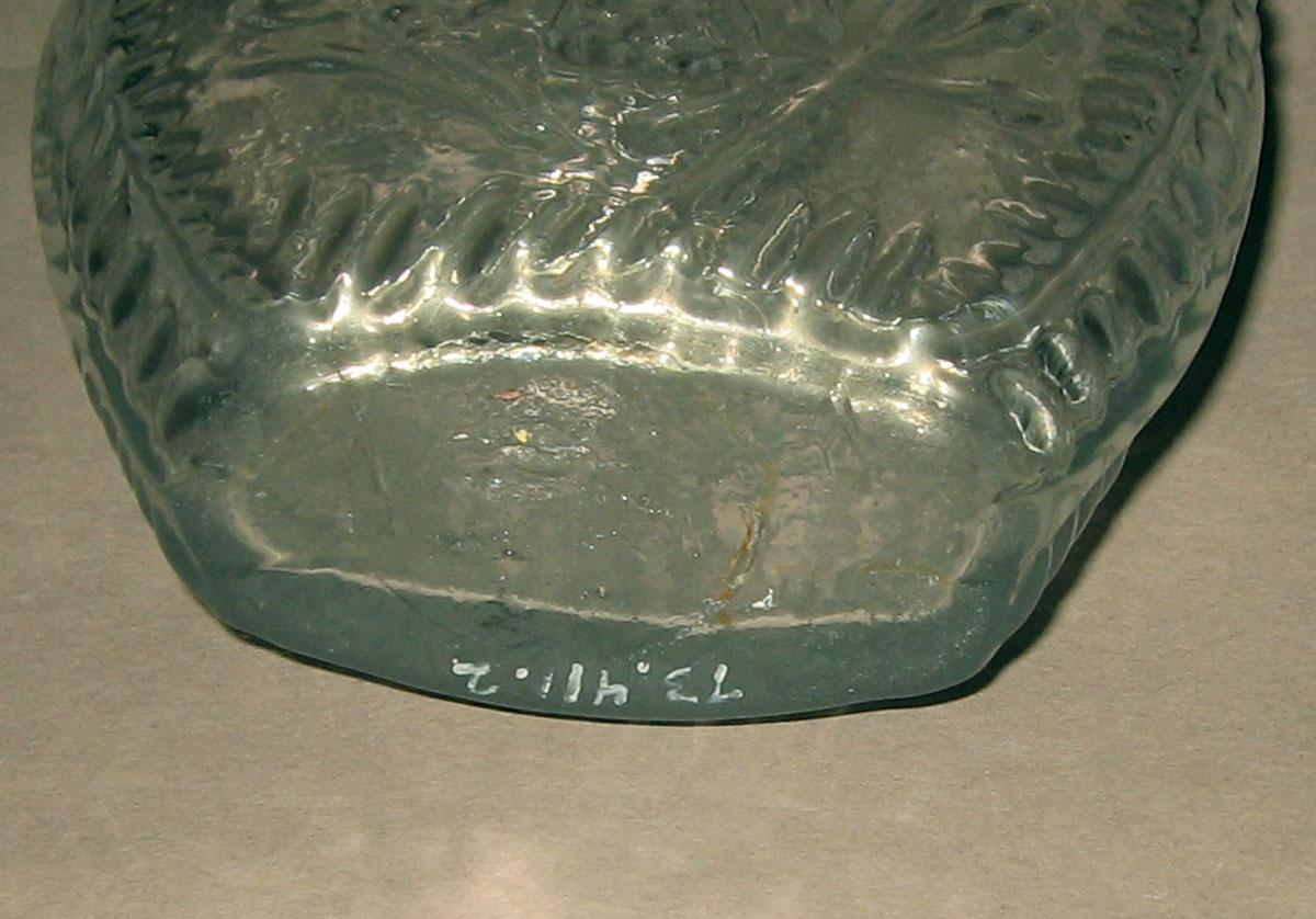 1973.0411.002 Glass flask (underside)