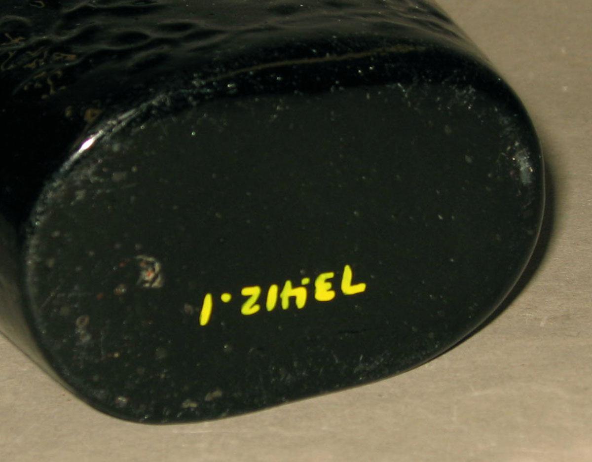 1973.0412.001 Glass flask (underside)