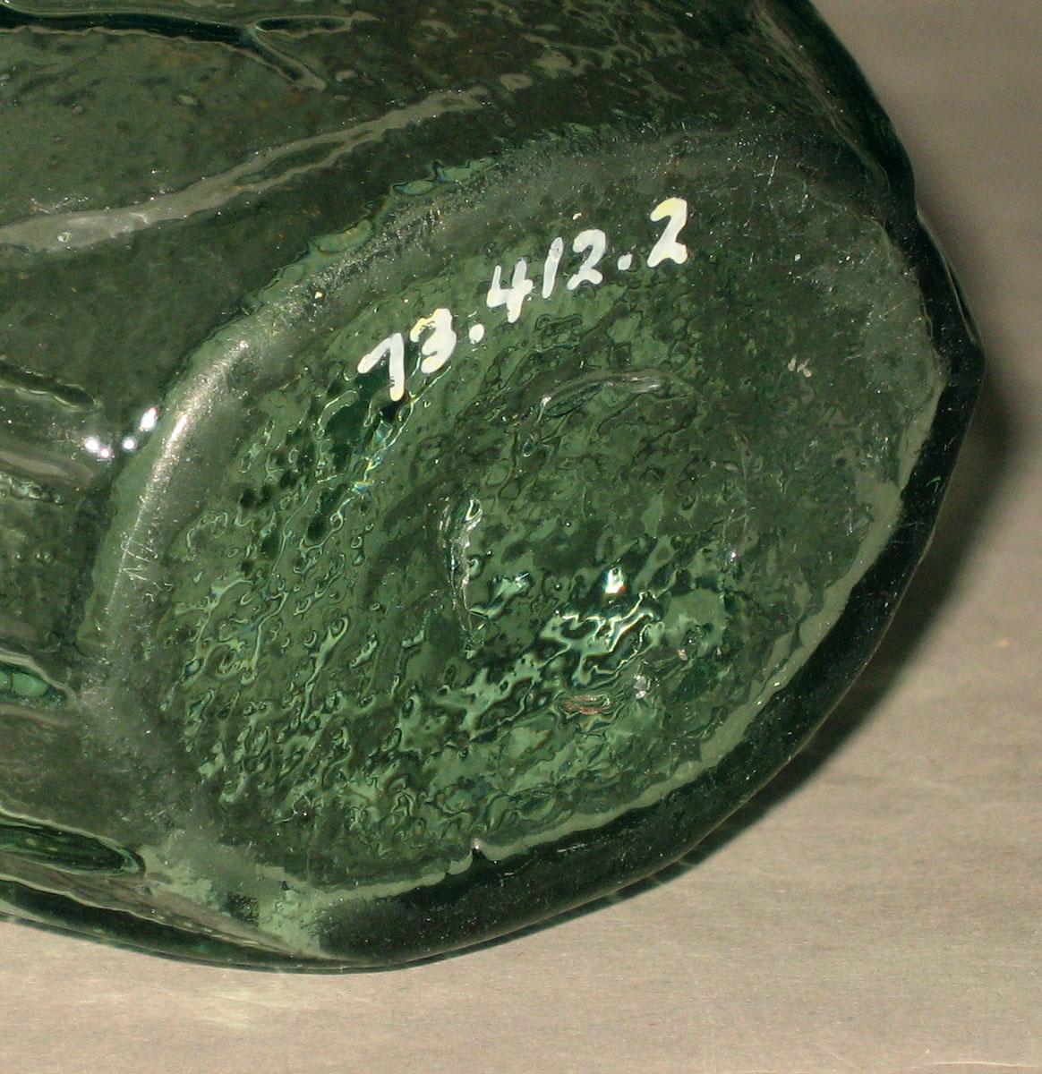 1973.0412.002 Glass flask (underside)