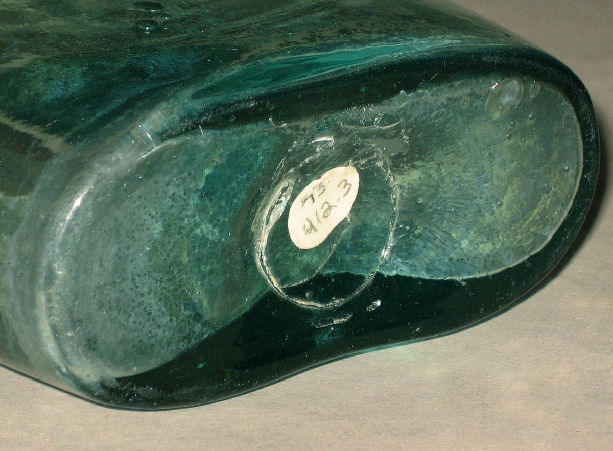 1973.0412.003 Glass flask (underside)