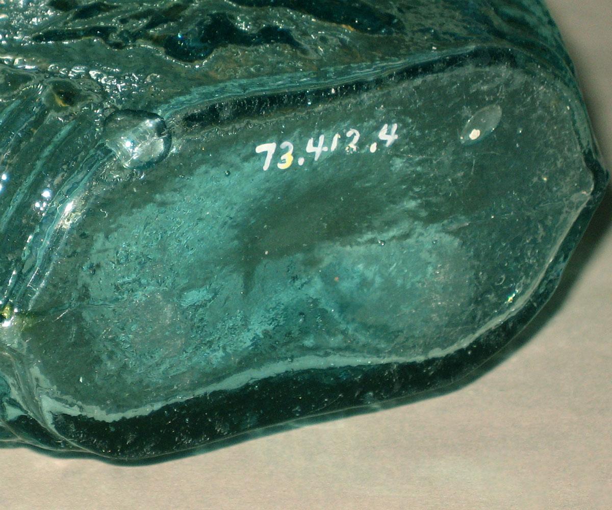1973.0412.004 Glass flask (underside)
