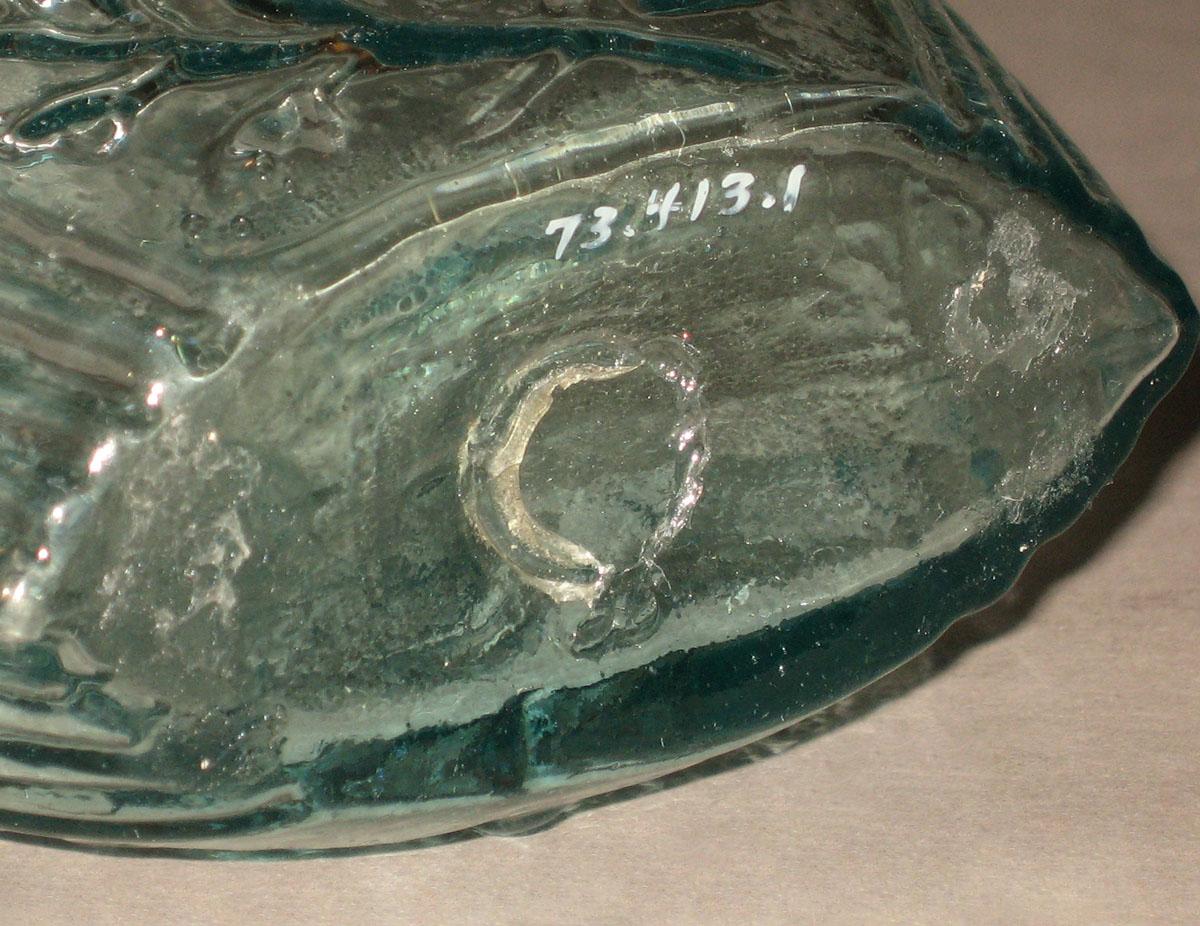 1973.0413.001 Glass flask (underside)