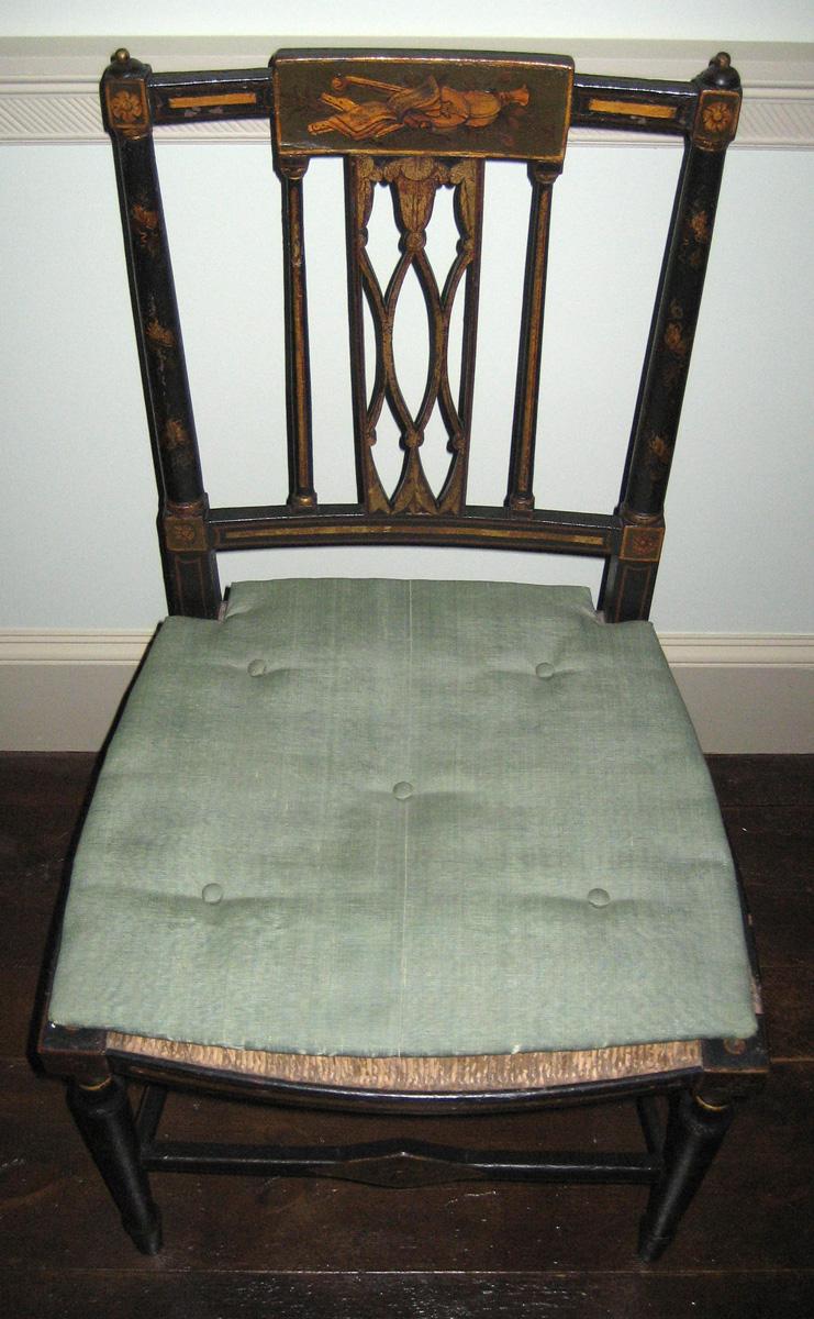 1957.0975.001 chair with cushion 1969.5528.001 view 2