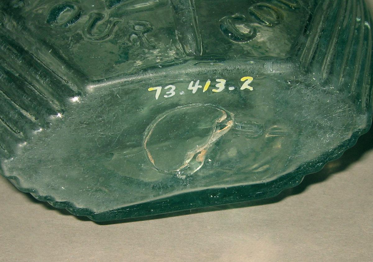 1973.0413.002 Glass flask (underside)