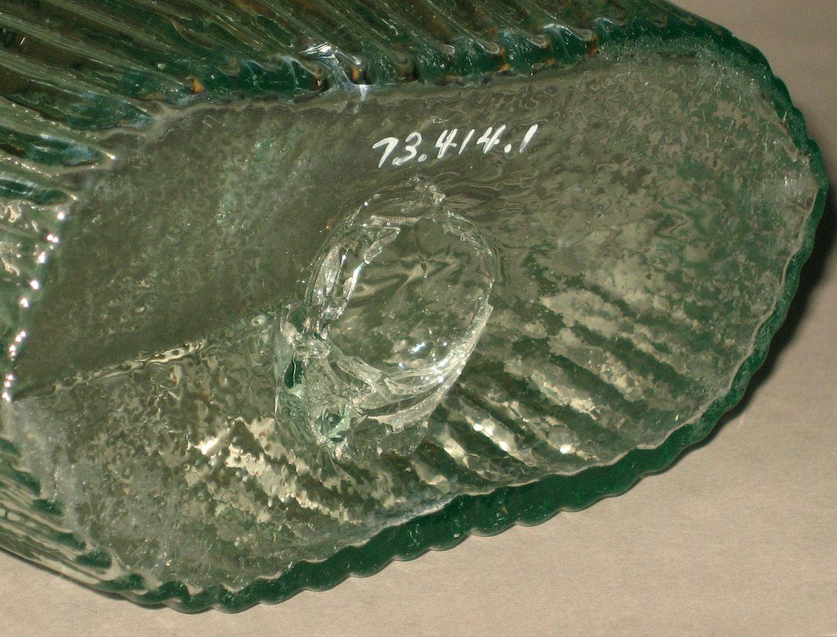 1973.0414.001 Glass flask (underside)