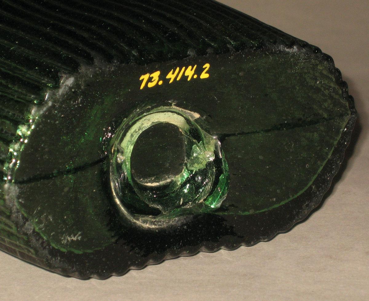 1973.0414.002 Glass flask (underside)