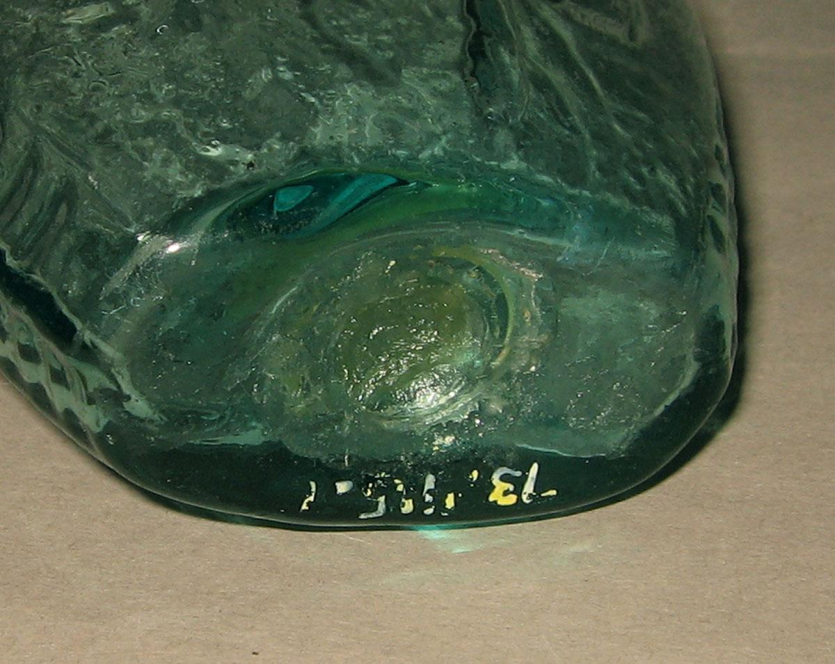 1973.0415.001 Glass flask (underside)