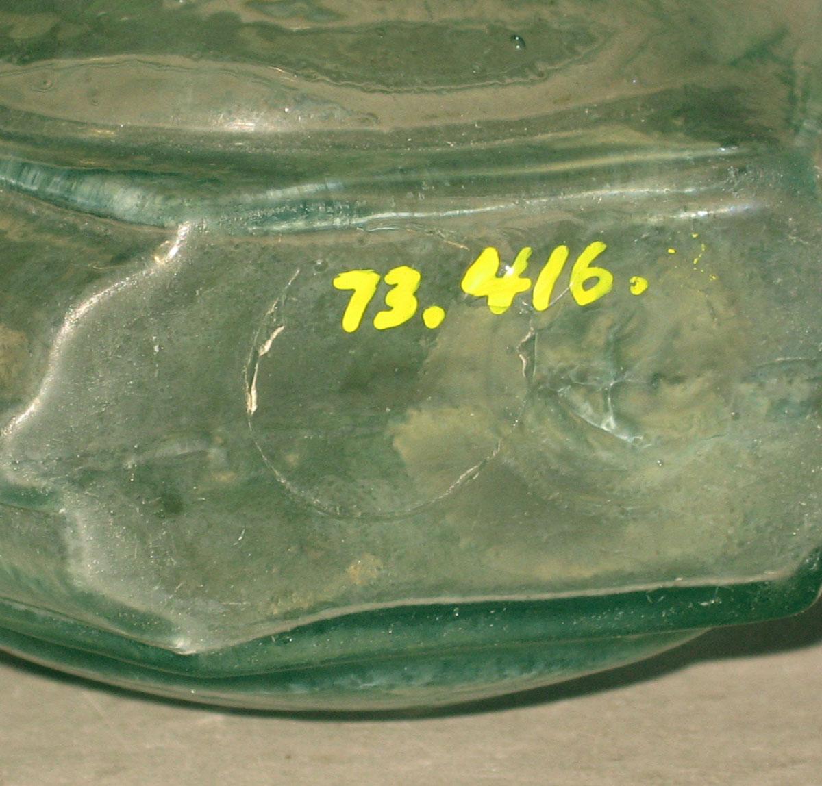 1973.0416.002 Glass flask (underside)