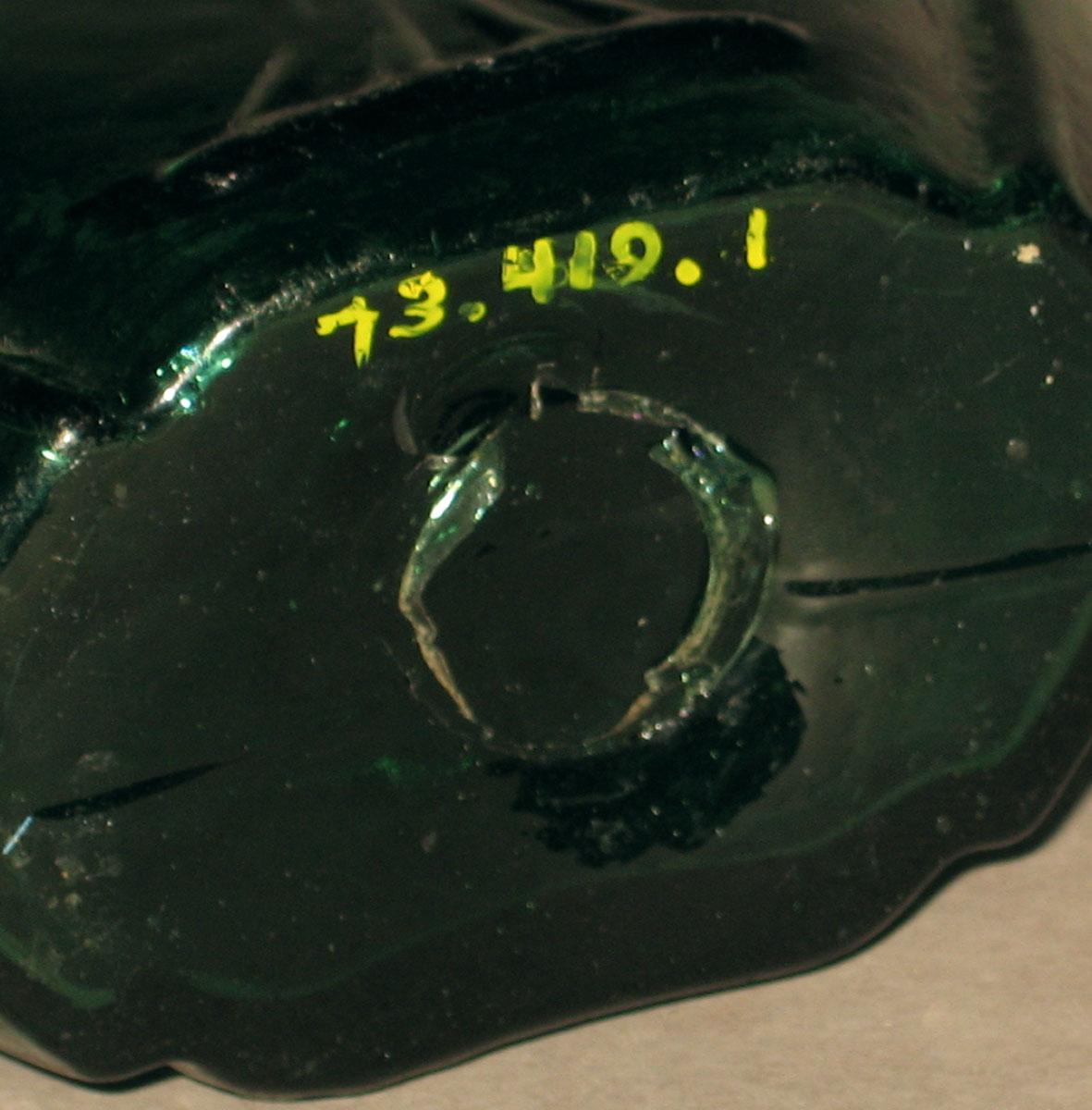 1973.0419.001 Glass flask (underside)